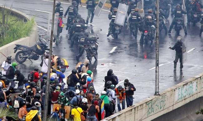 Σκηνές-σοκ στη Βενεζουέλα: Πυροβόλησαν κατά πλήθους σκοτώνοντας και τραυματίζοντας διαδηλωτές (βίντεο)